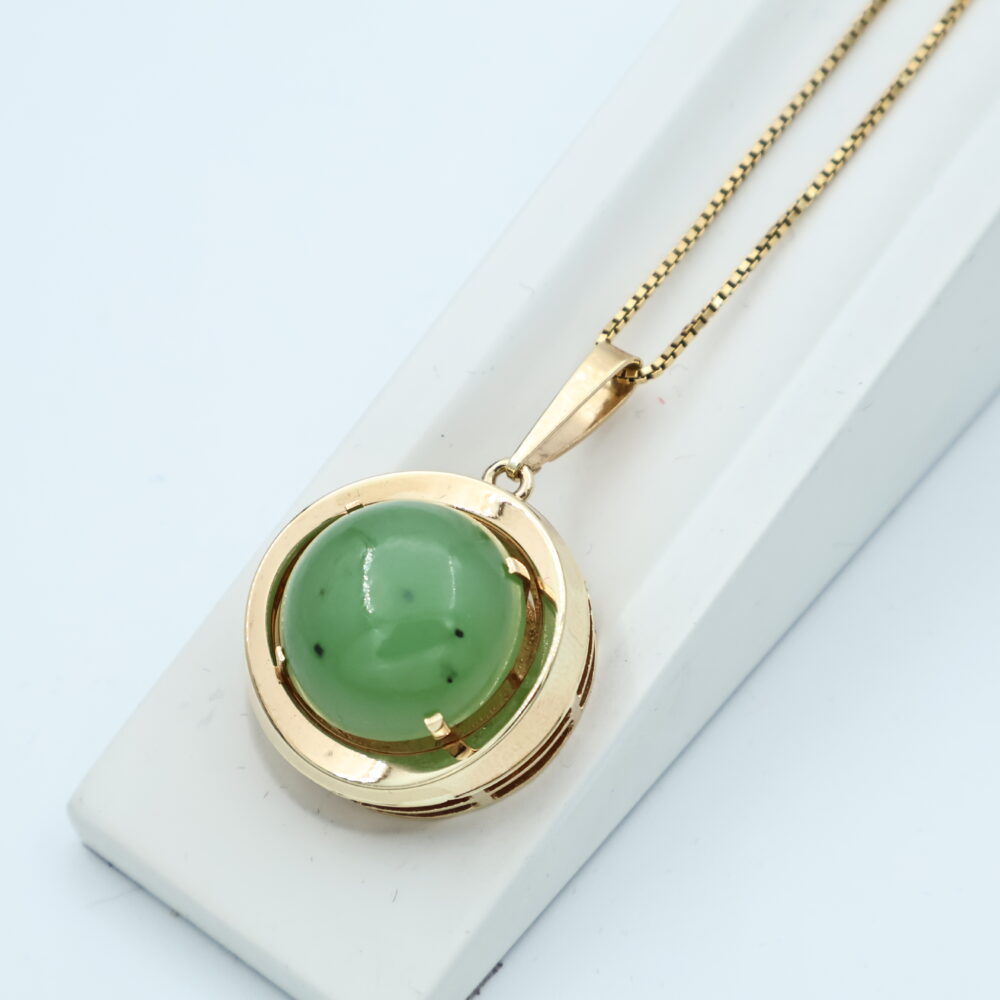 Anheng i gult gull med grønn stein