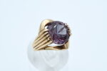 Ring i gult gull med lilla stein