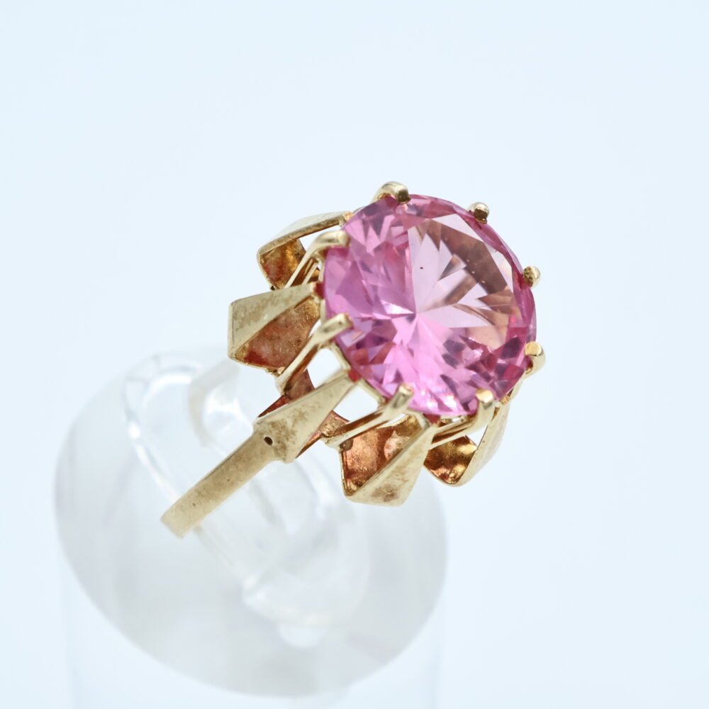 Ring i gult gull med rosa stein