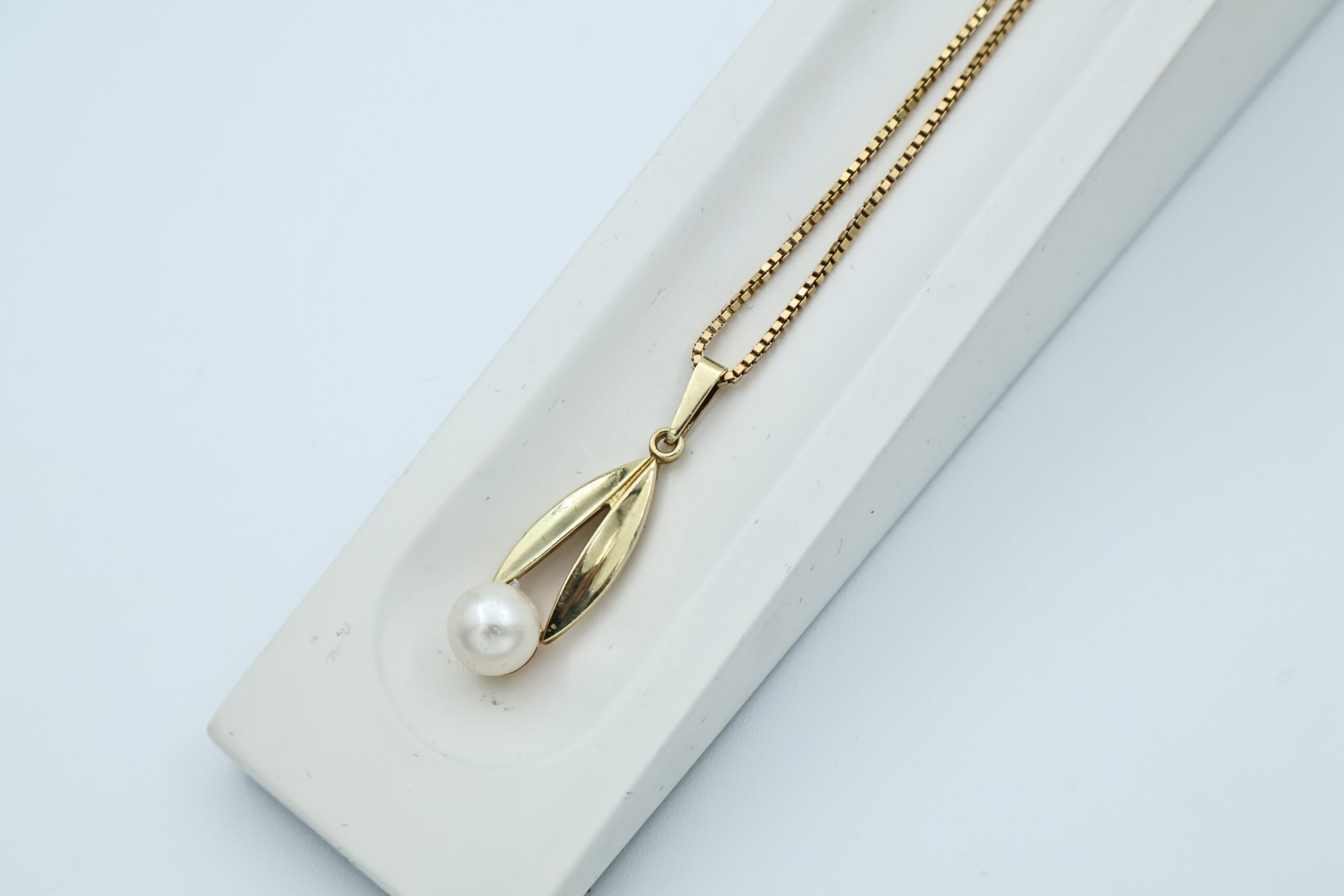 IMG_8522 Anheng i gult gull med perle - Bilde 1