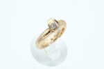 Ring i gult gull med diamant