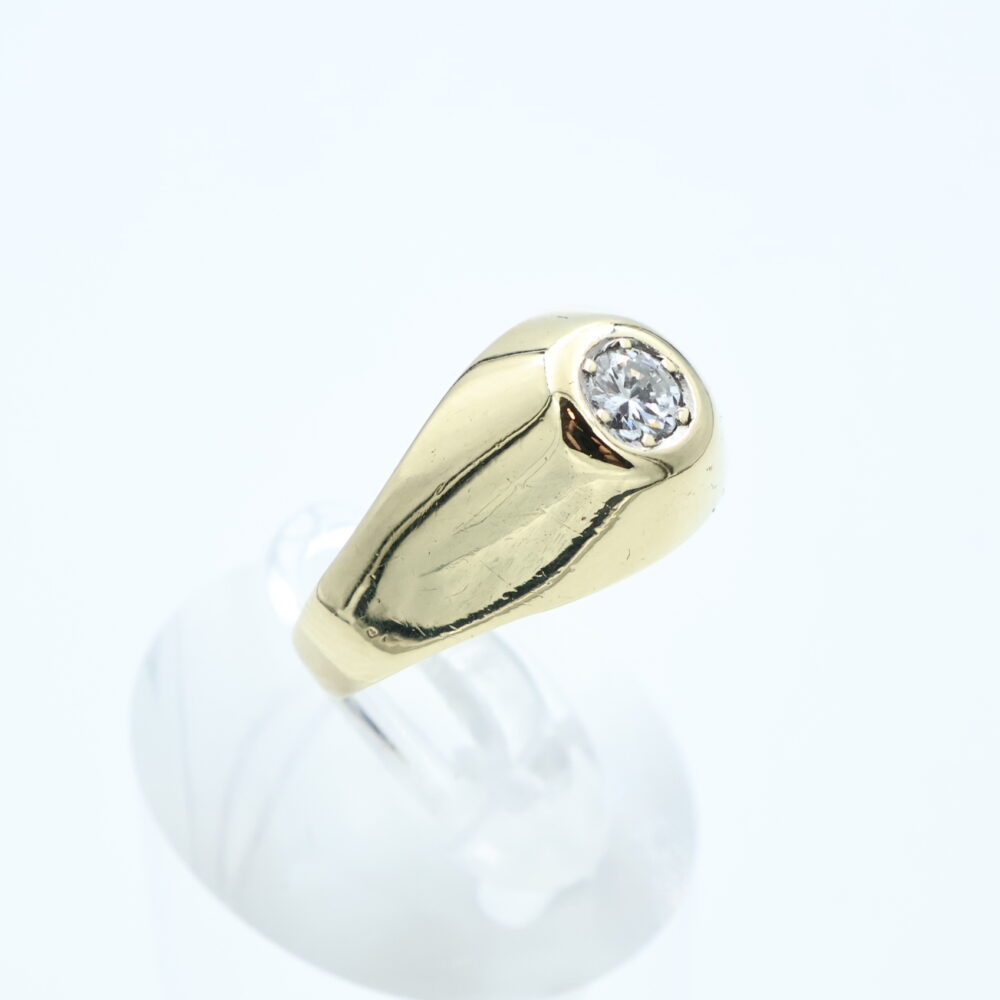 Ring i gult gull med diamant