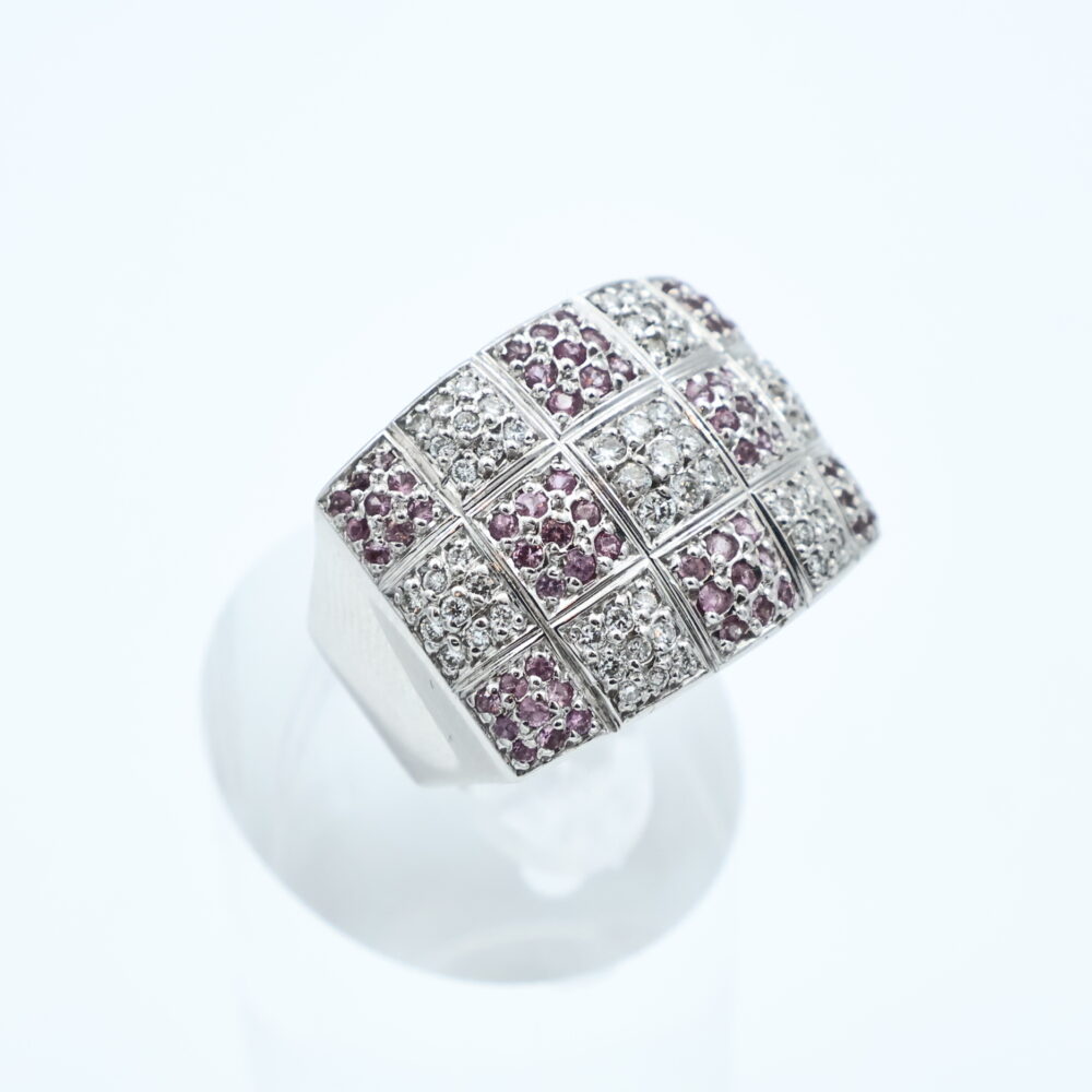 Ring i hvitt gull med diamanter og rosa stener