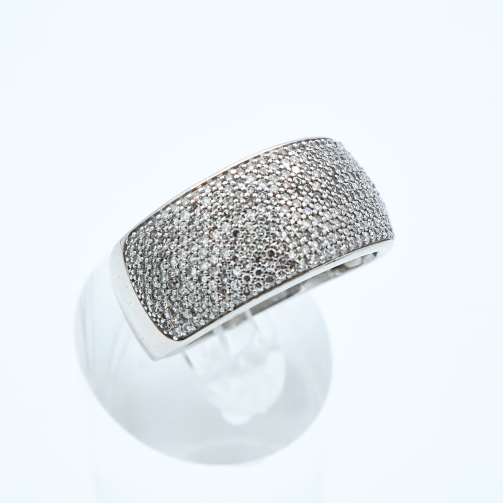 Ring i hvitt gull med mange små diamanter
