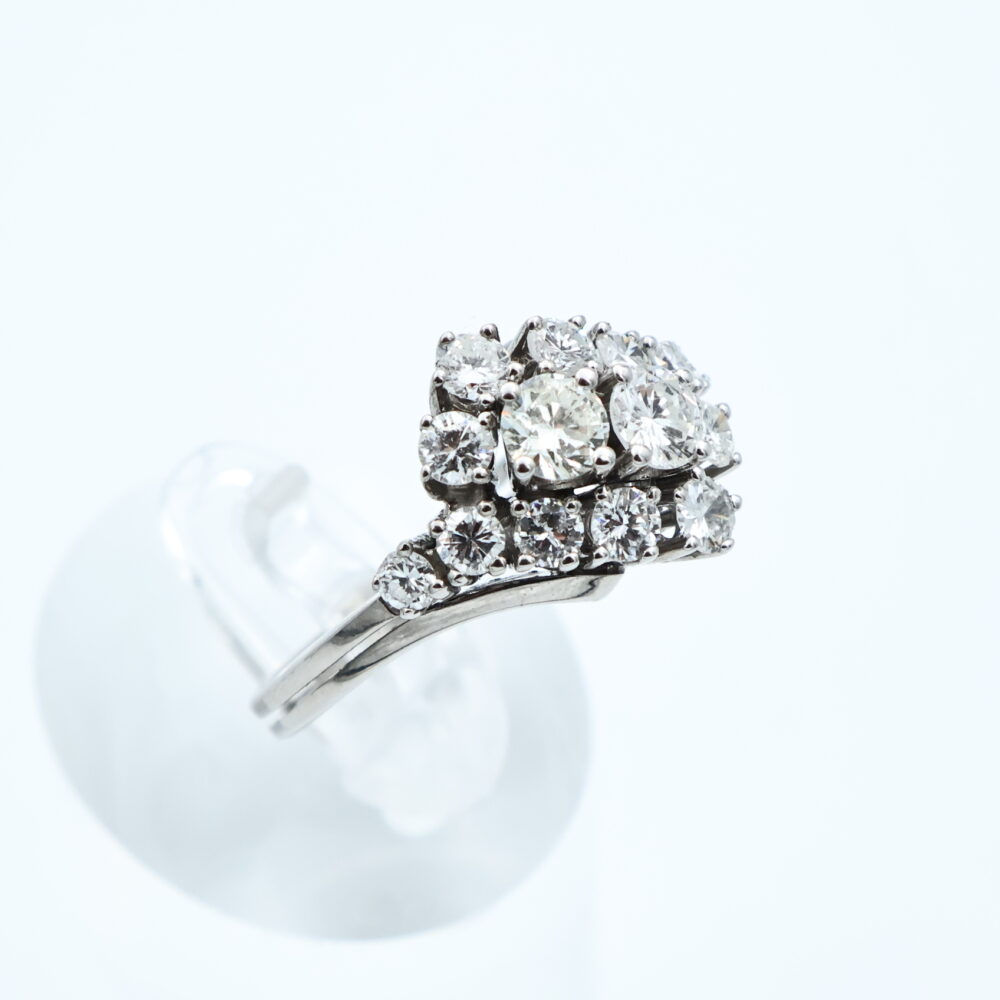 Ring i hvitt gull med diamanter