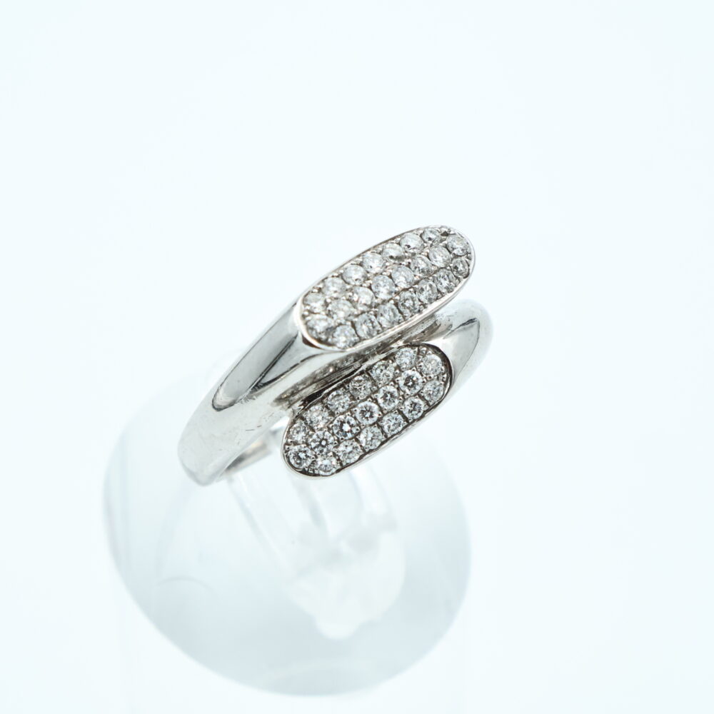 Ring i hvitt gull med diamanter