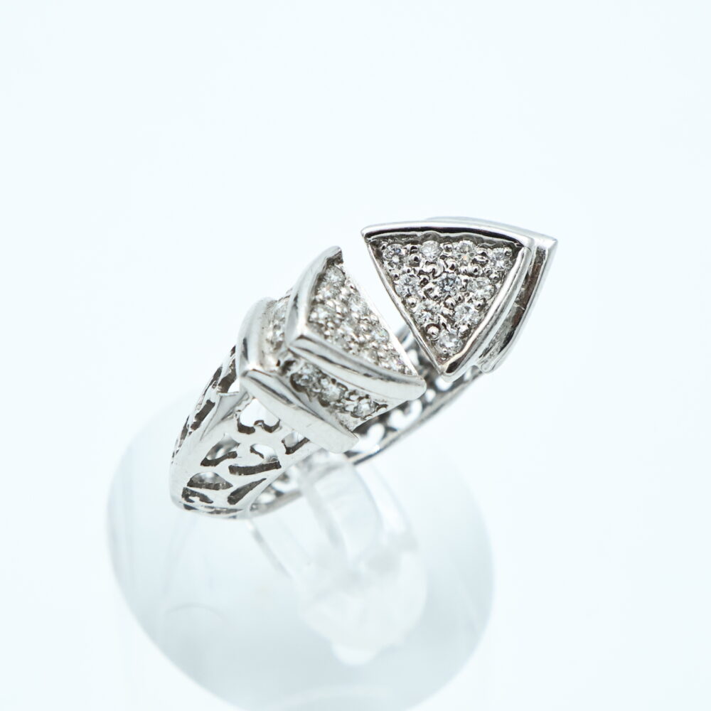 Ring i hvitt gull med diamanter