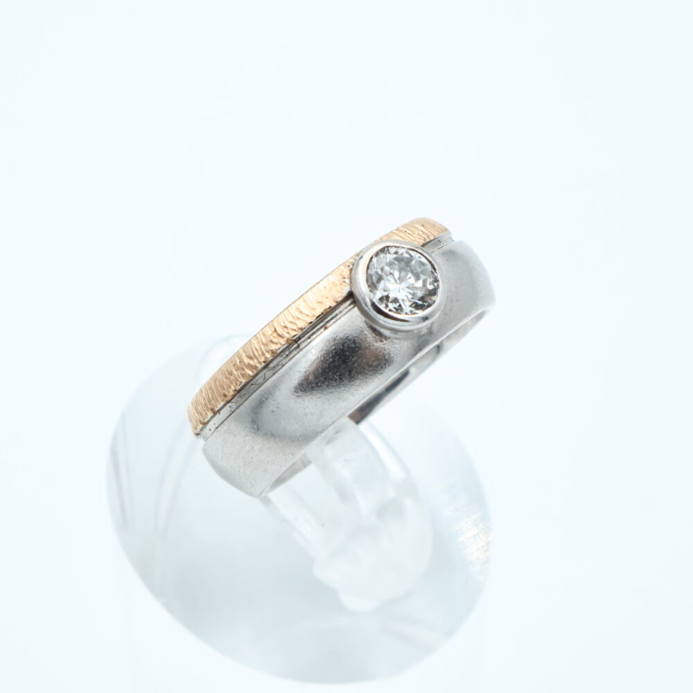 Ring i flerfarget gull med diamant