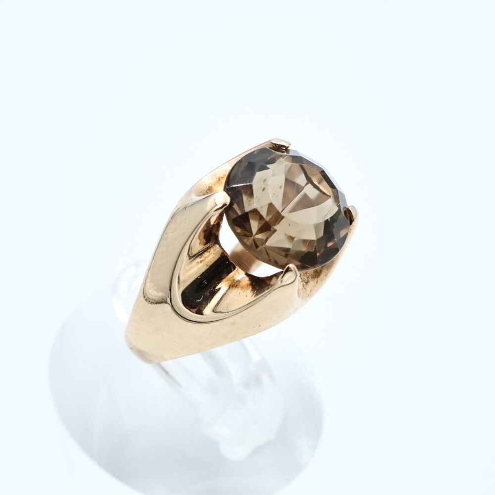 Ring i gult gull med røykkvarts