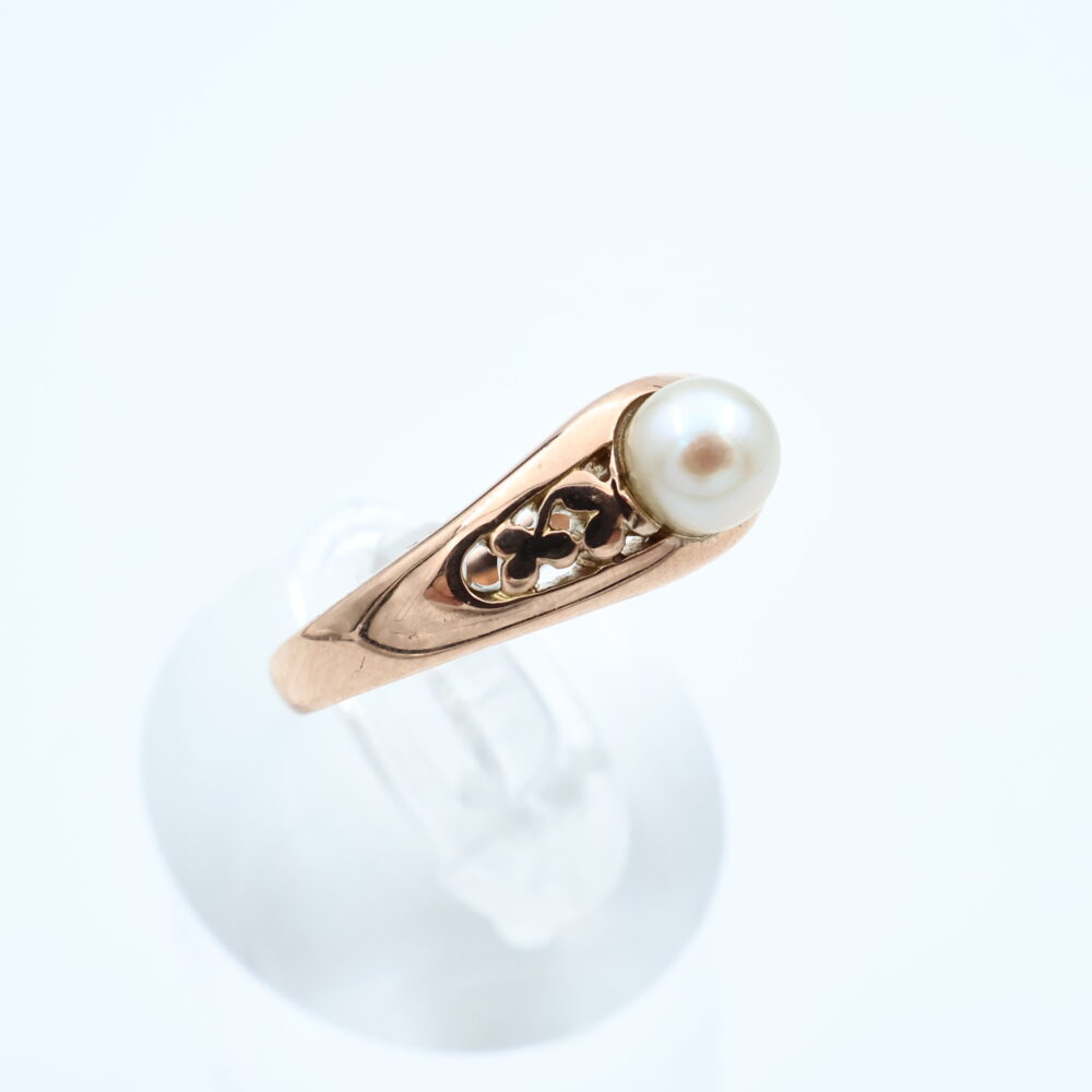 Ring i gult gull med perle