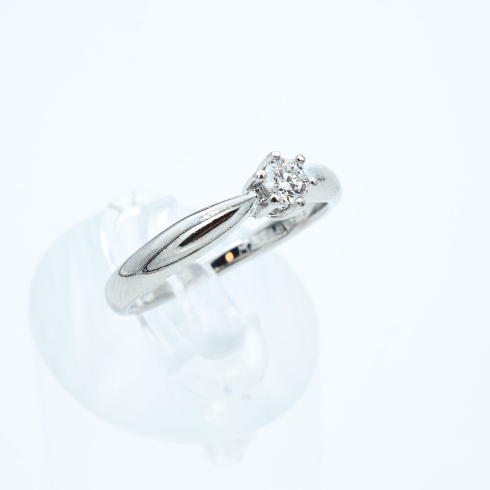 Ring i hvitt gull med diamant