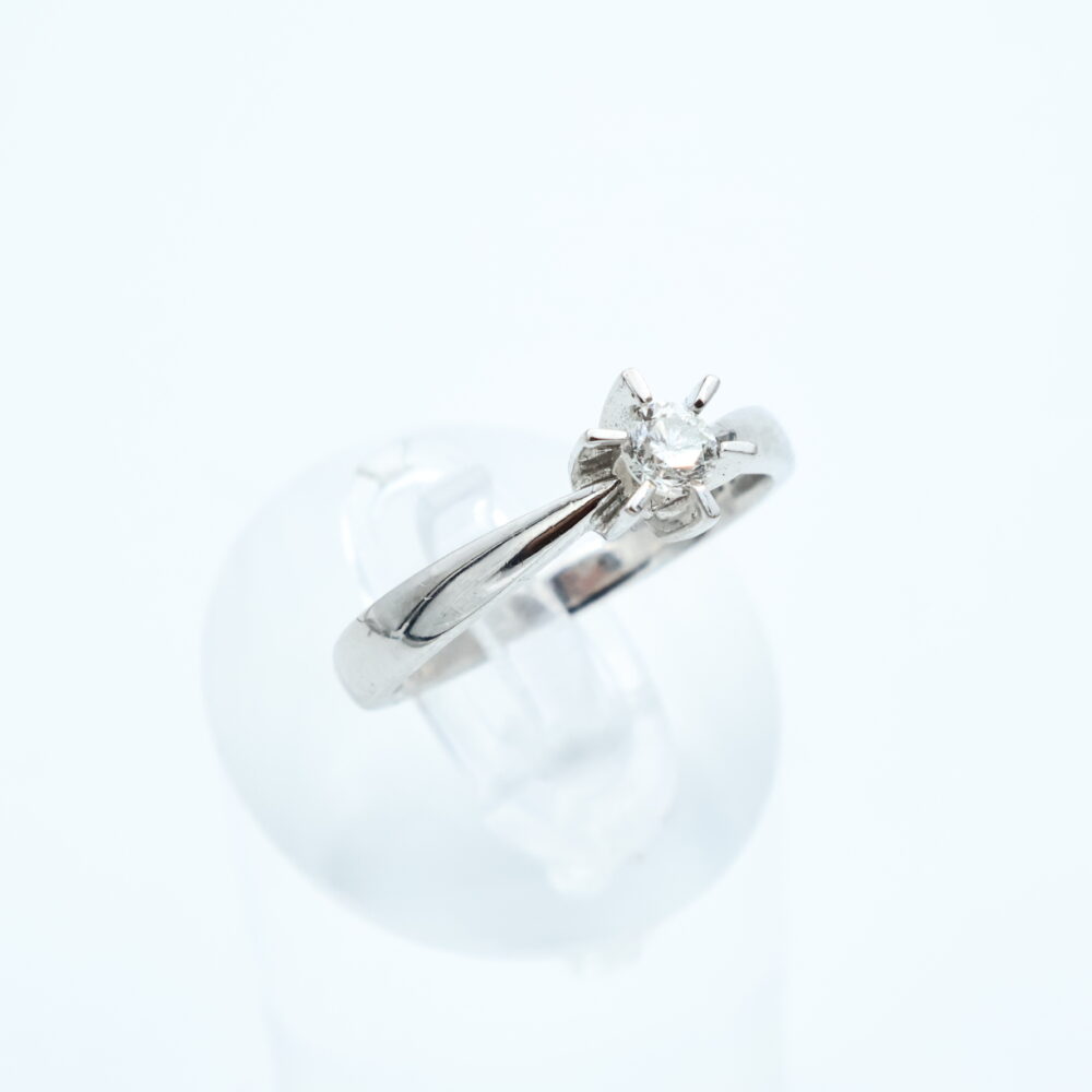 Ring i hvitt gull med diamant