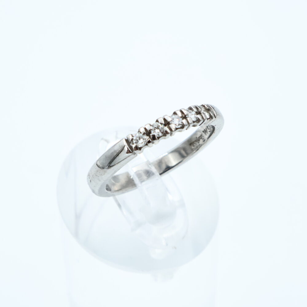 Ring i hvitt gull med diamanter