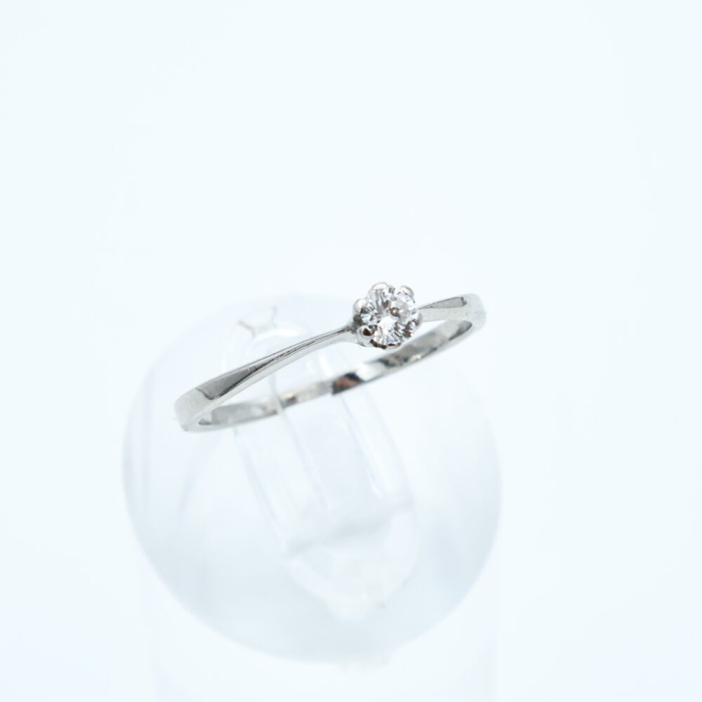 Ring i hvitt gull med diamant