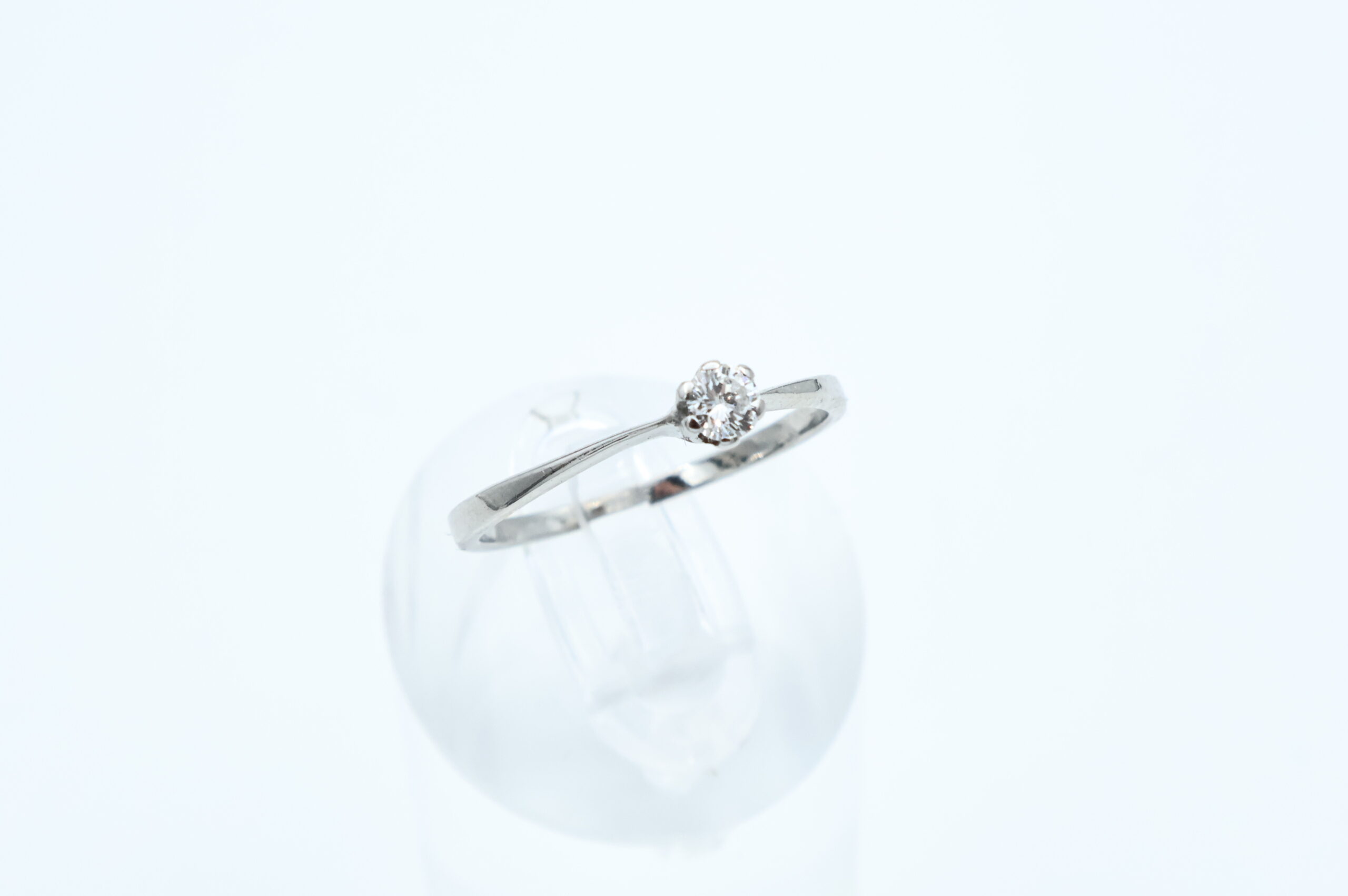 IMG_9060 Ring i hvitt gull med diamant - Bilde 1