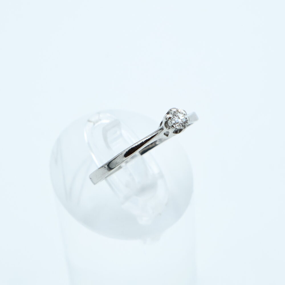 Ring i hvitt gull med diamant