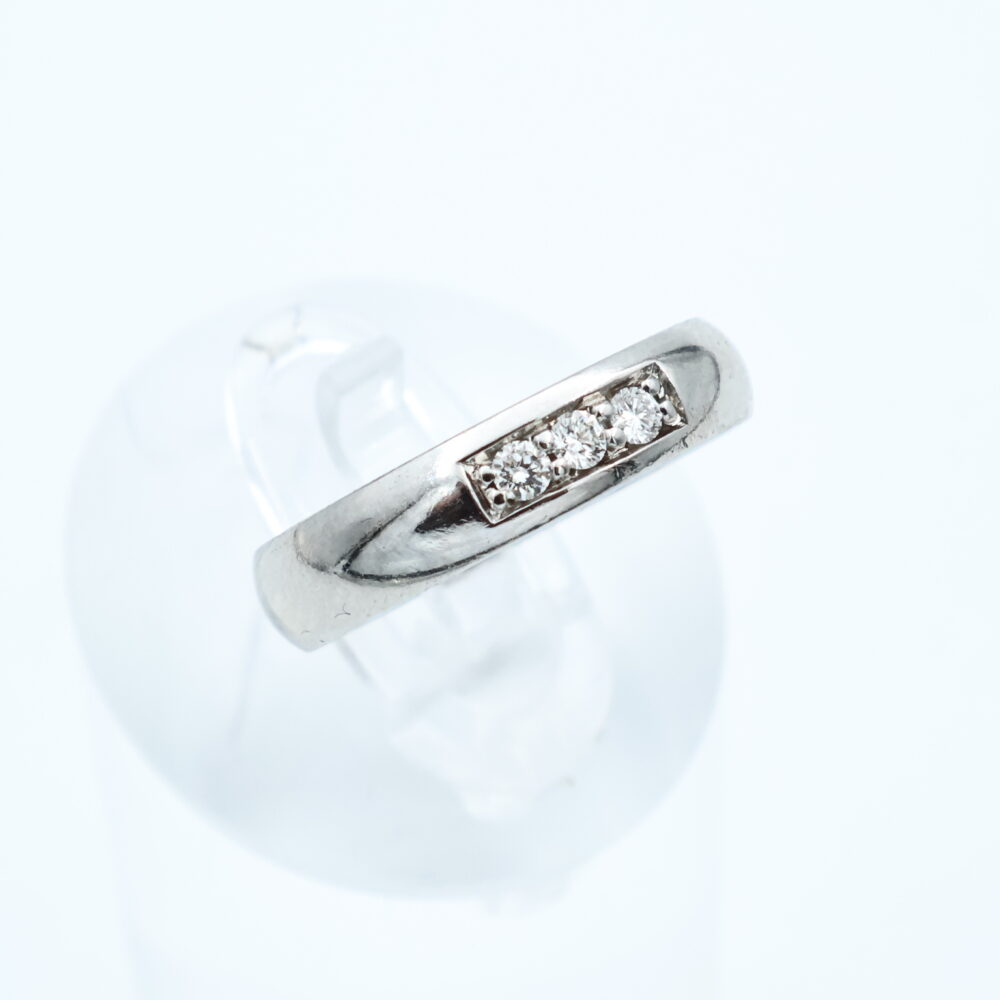 Ring i hvitt gull med diamanter