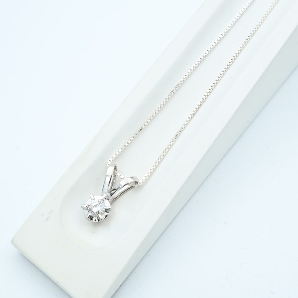 Anheng i hvitt gull med diamant (0,45ct)