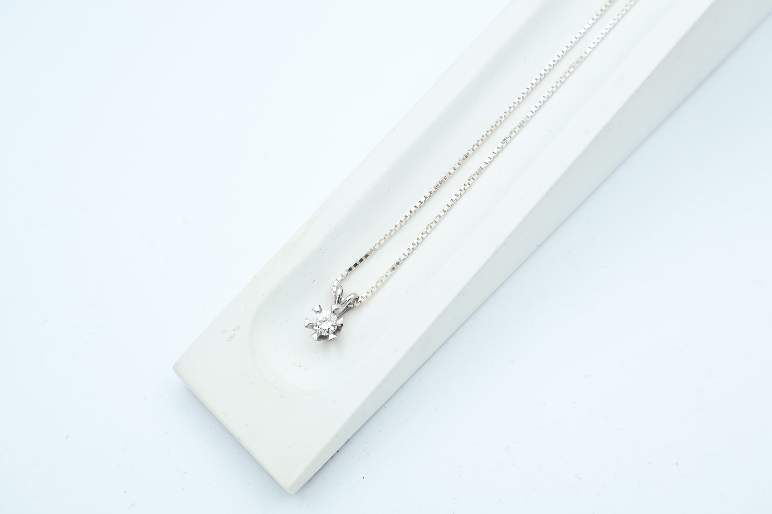 IMG_9357 Anheng i hvitt gull med diamant (0,25ct) - Bilde 1