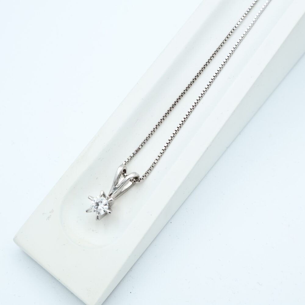 Anheng i hvitt gull med diamant (0,50ct)