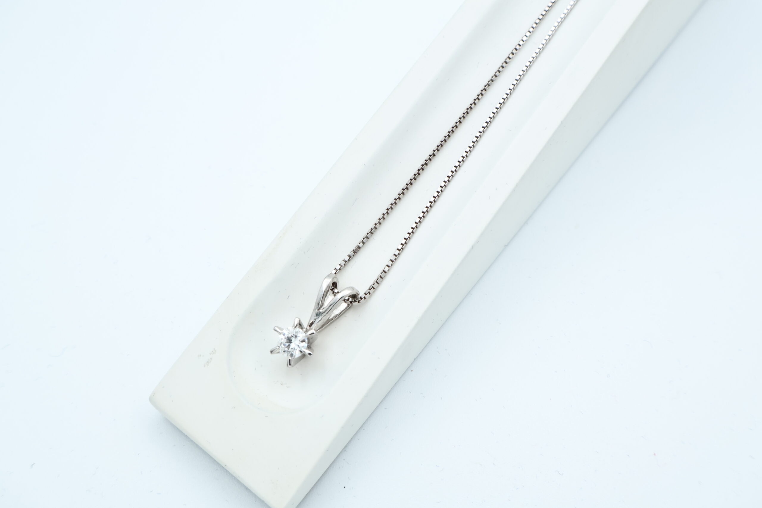 IMG_9360 Anheng i hvitt gull med diamant (0,50ct) - Bilde 1