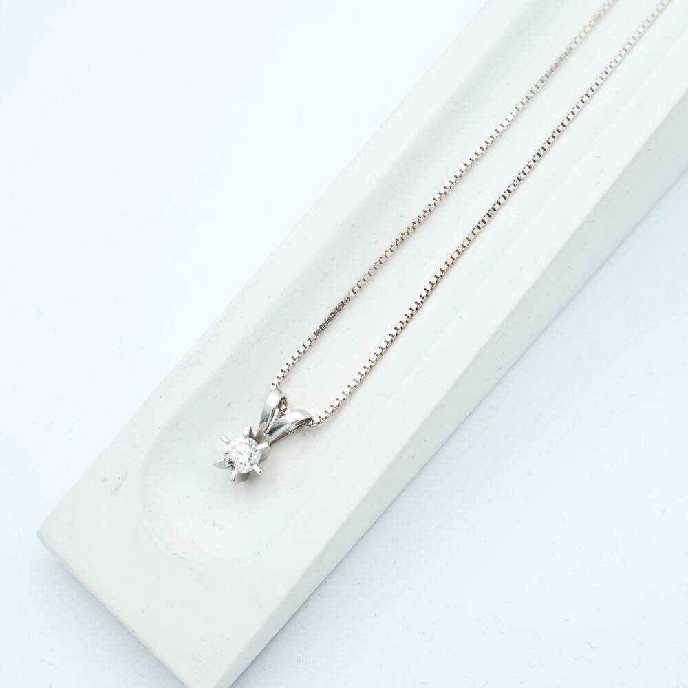 Anheng i hvitt gull med diamant (0,40ct)