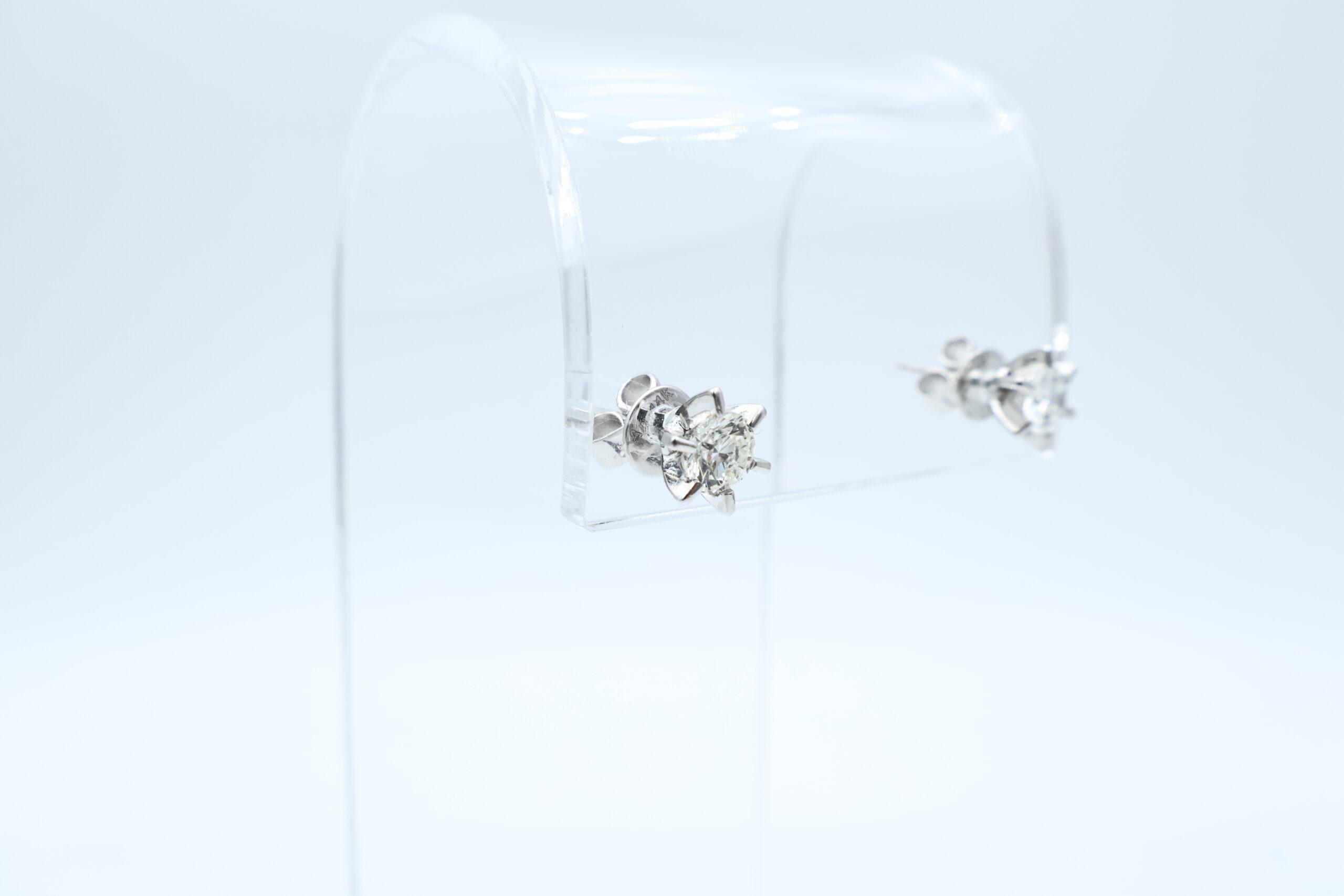 IMG_9442 Ørepynt i hvitt gull med diamant (2x0.45ct) - Bilde 1