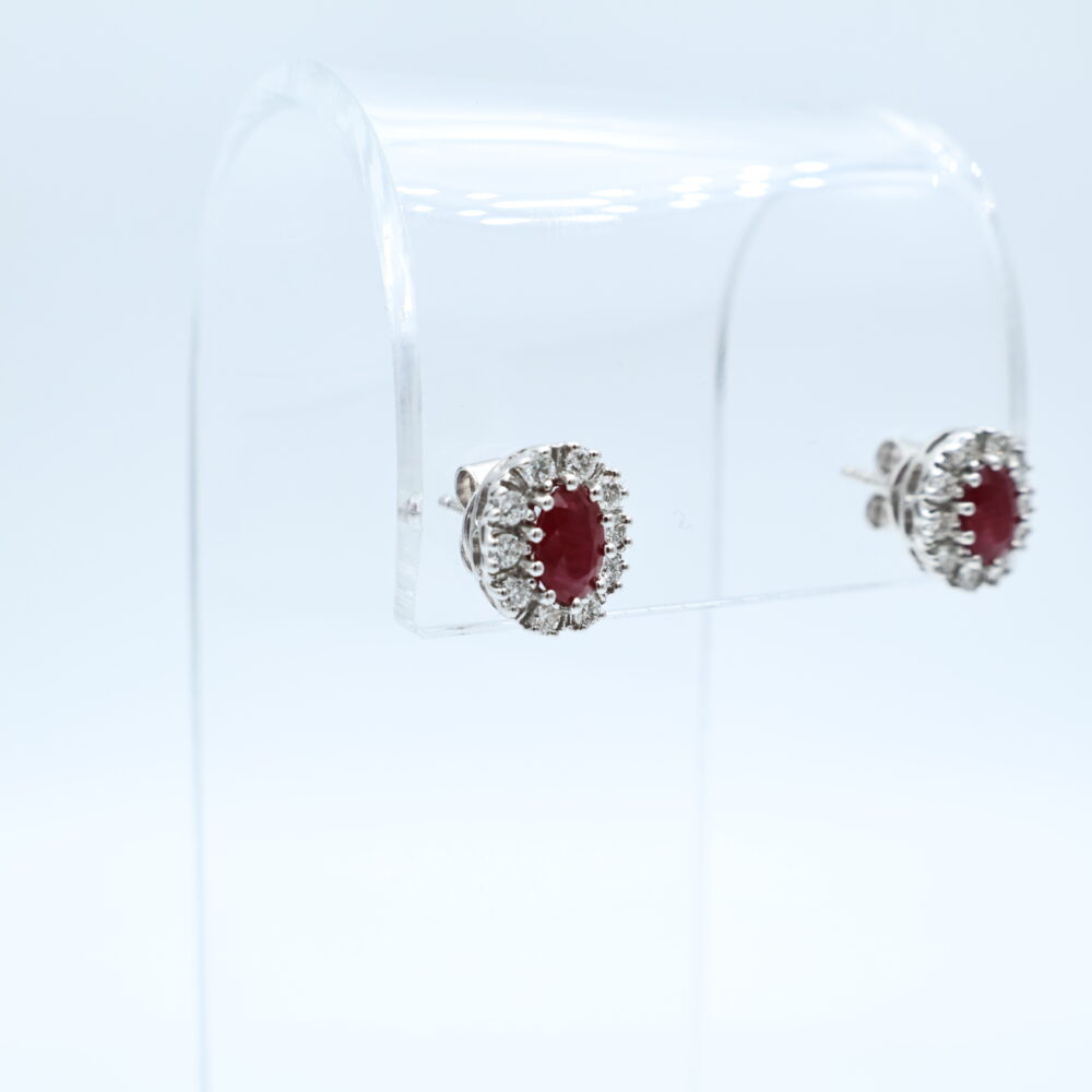 Ørepynt i hvitt gull med rubin og diamanter