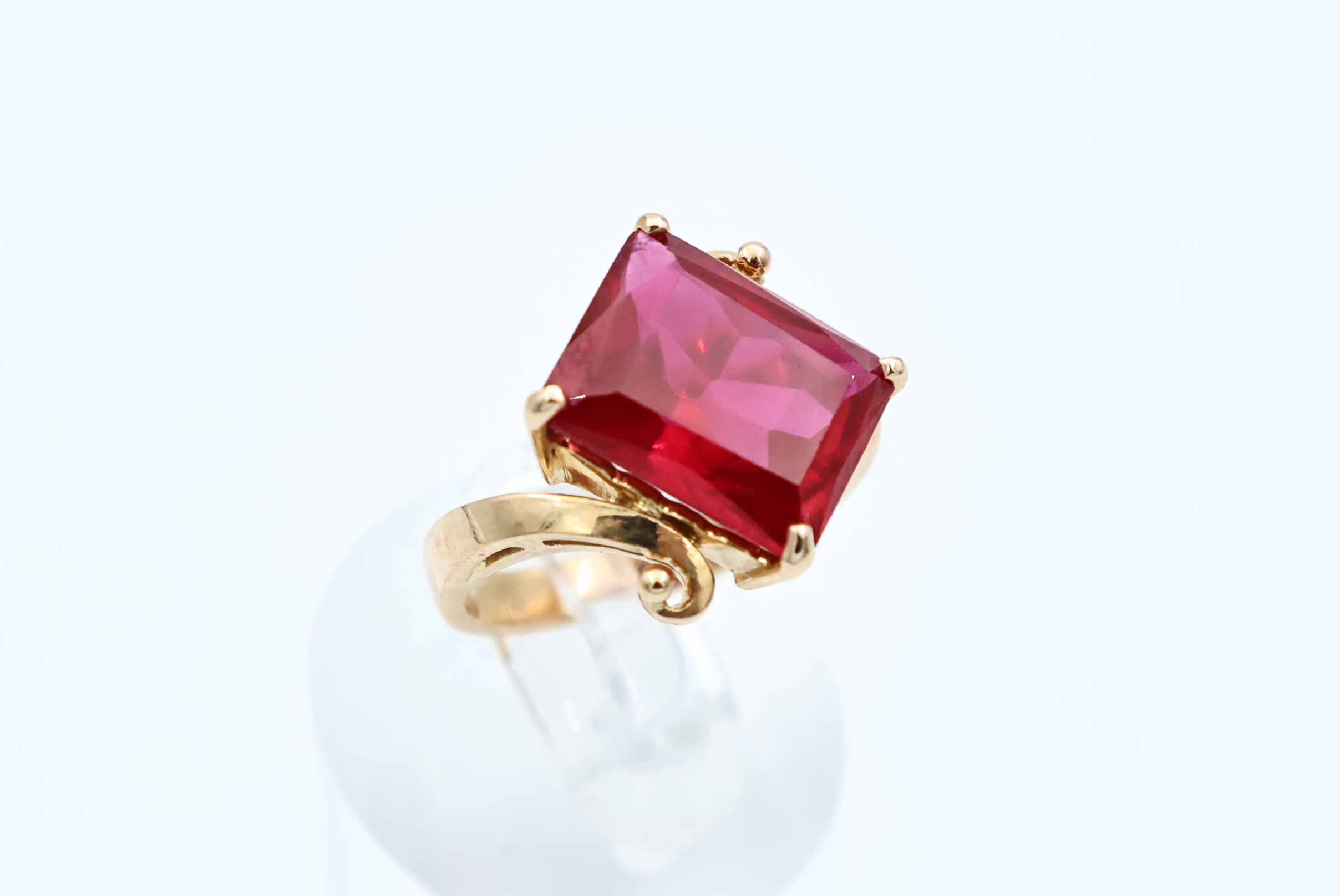 IMG_0082 Ring i gult gull med rød sten - Bilde 1