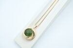 Anheng i gult gull med grønn sten