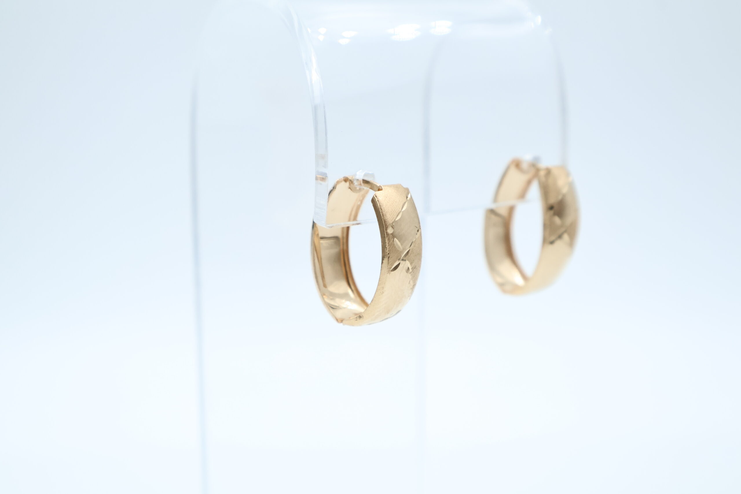 IMG_9773 Ørepynt i gult gull - Bilde 1