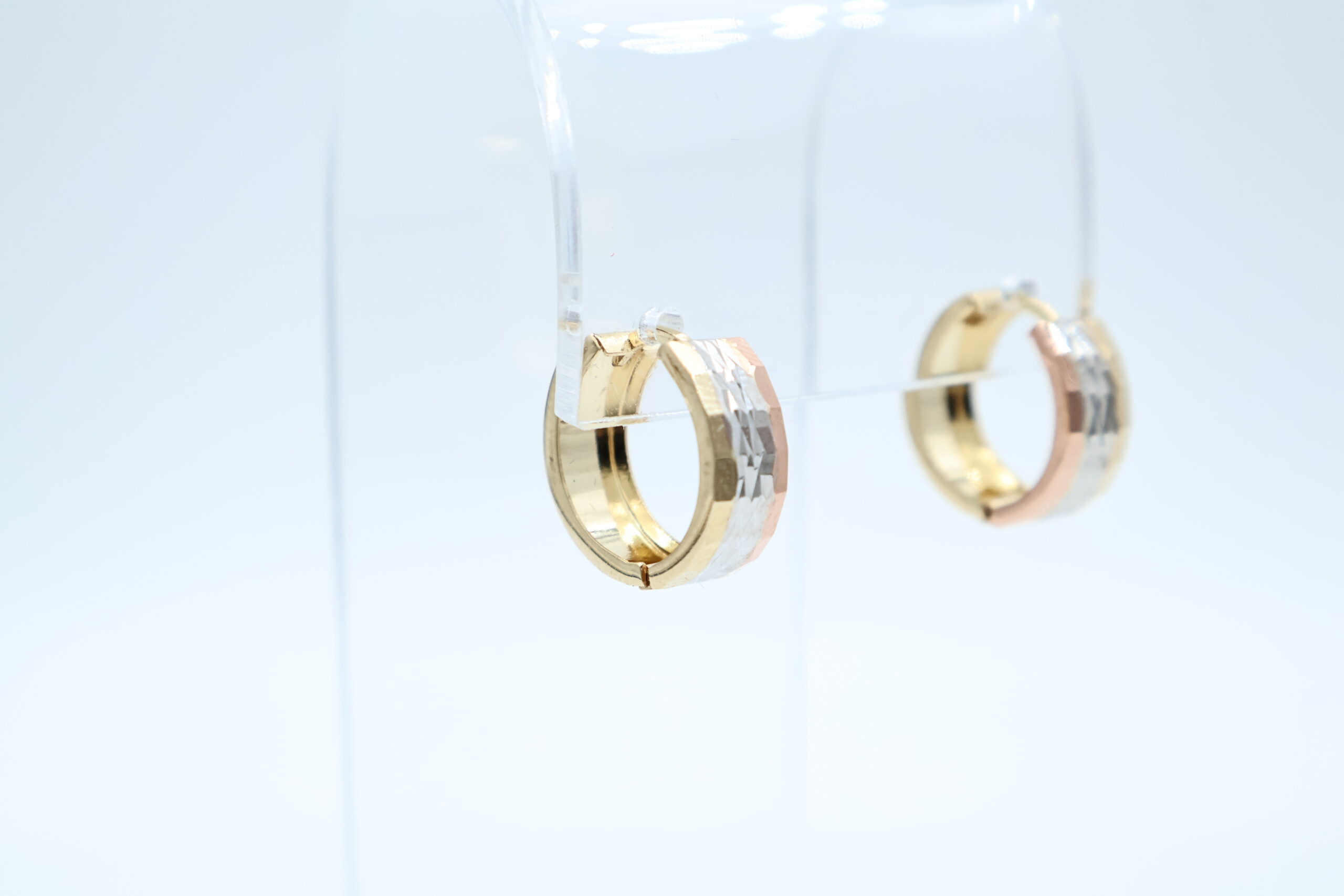 IMG_9788 Ørepynt i flerfarget gull - Bilde 1