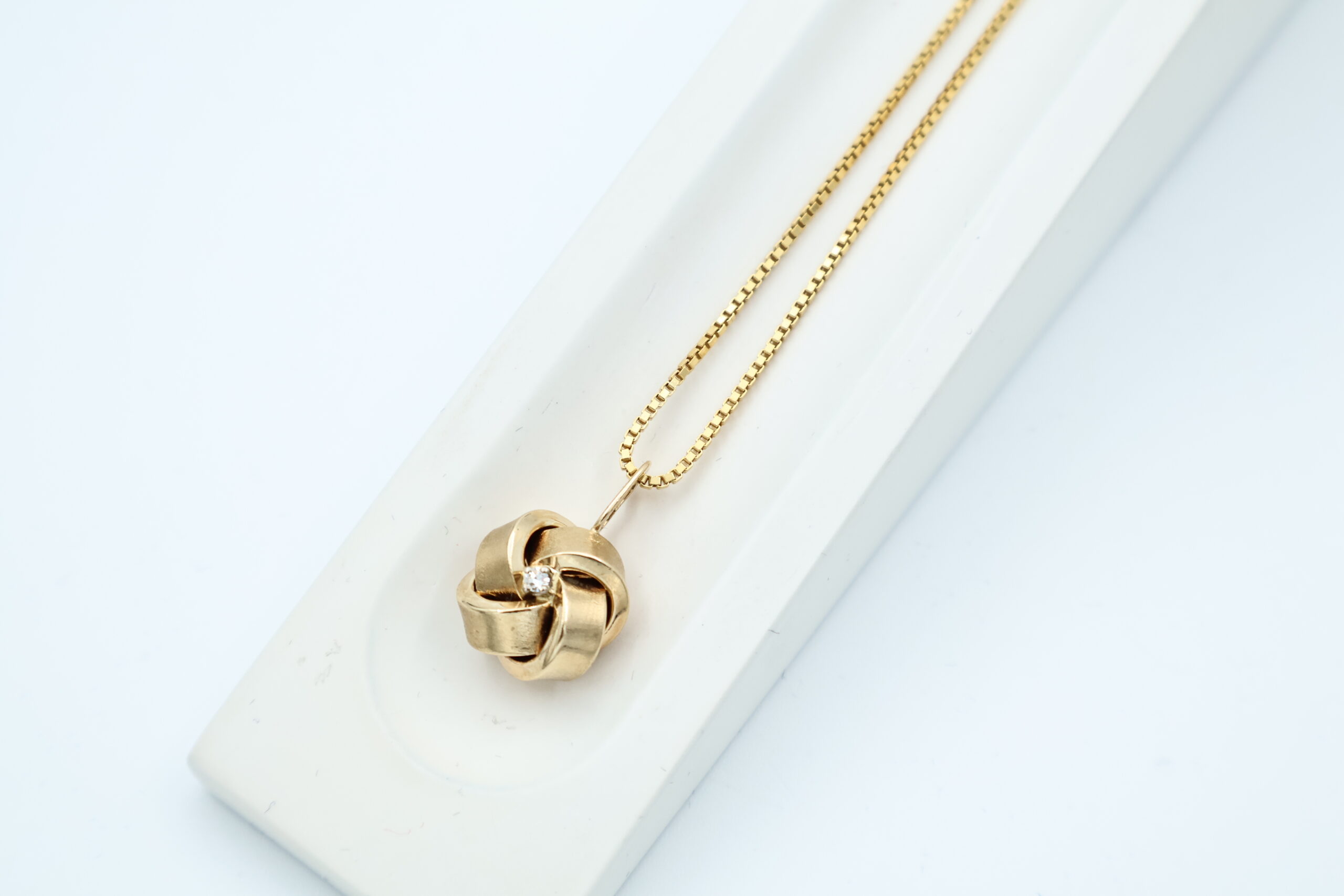 IMG_9831 Anheng i gult gull med hvit sten - Bilde 1