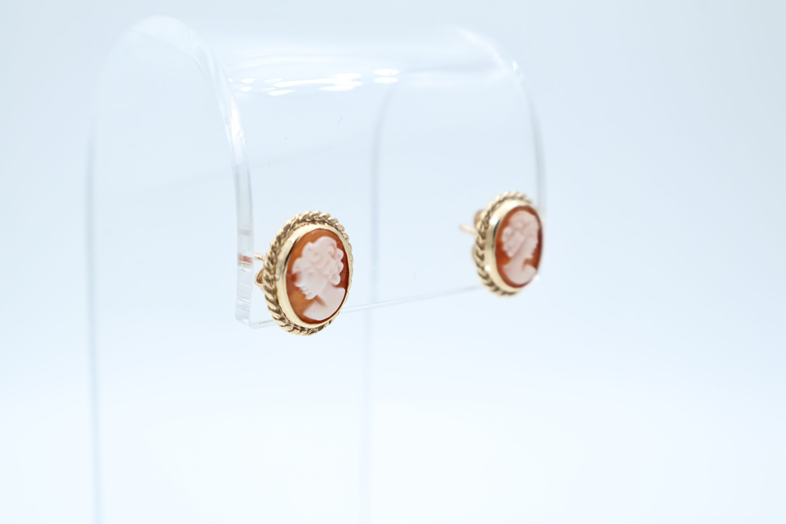 IMG_9928 Ørepynt i camè og gult gull - Bilde 1